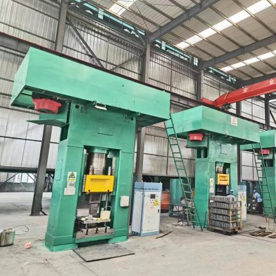 Electric screw press for refractories
